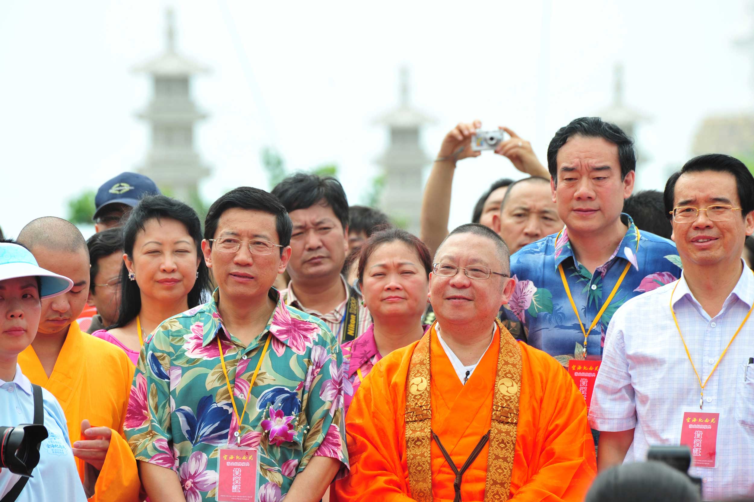 國家宗教事務局蔣堅永副局長穿上海南島特色的襯衣參加了大典。